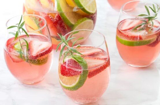 Рецепт цитрусовой, клубничной и розмариновой сангрии с низким содержанием сахара