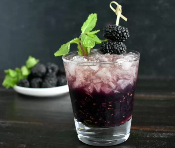 Вневременной коктейль Blackberry Bourbon Smash